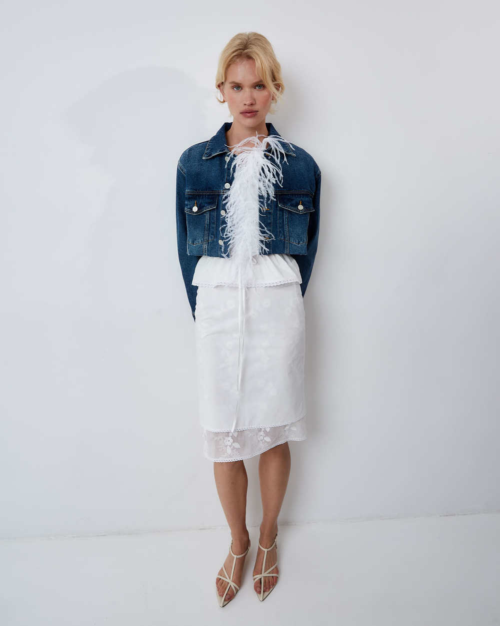 Джинсовая куртка укороченная с перьями