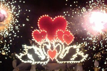 Горящие фигуры/логотипы из контурных свечей