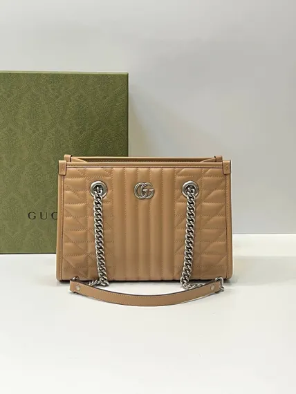 Маленькая сумка-тоут Gucci GG Marmont коричневый