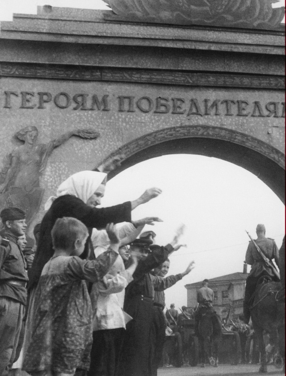 юбилейный книга-альбом "ПОБЕДА ЛЕНИНГРАДА: Из блокады — к весне 45-го. В дневниках, воспоминаниях, фотографиях и документах"
