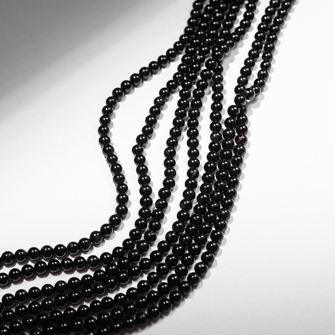 Шерл (черный турмалин) натуральный, бусины в форме шара, 4,6мм