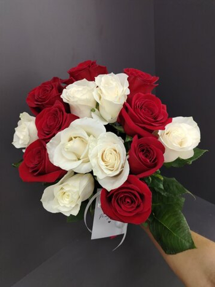 15 роз микс красных и белых
