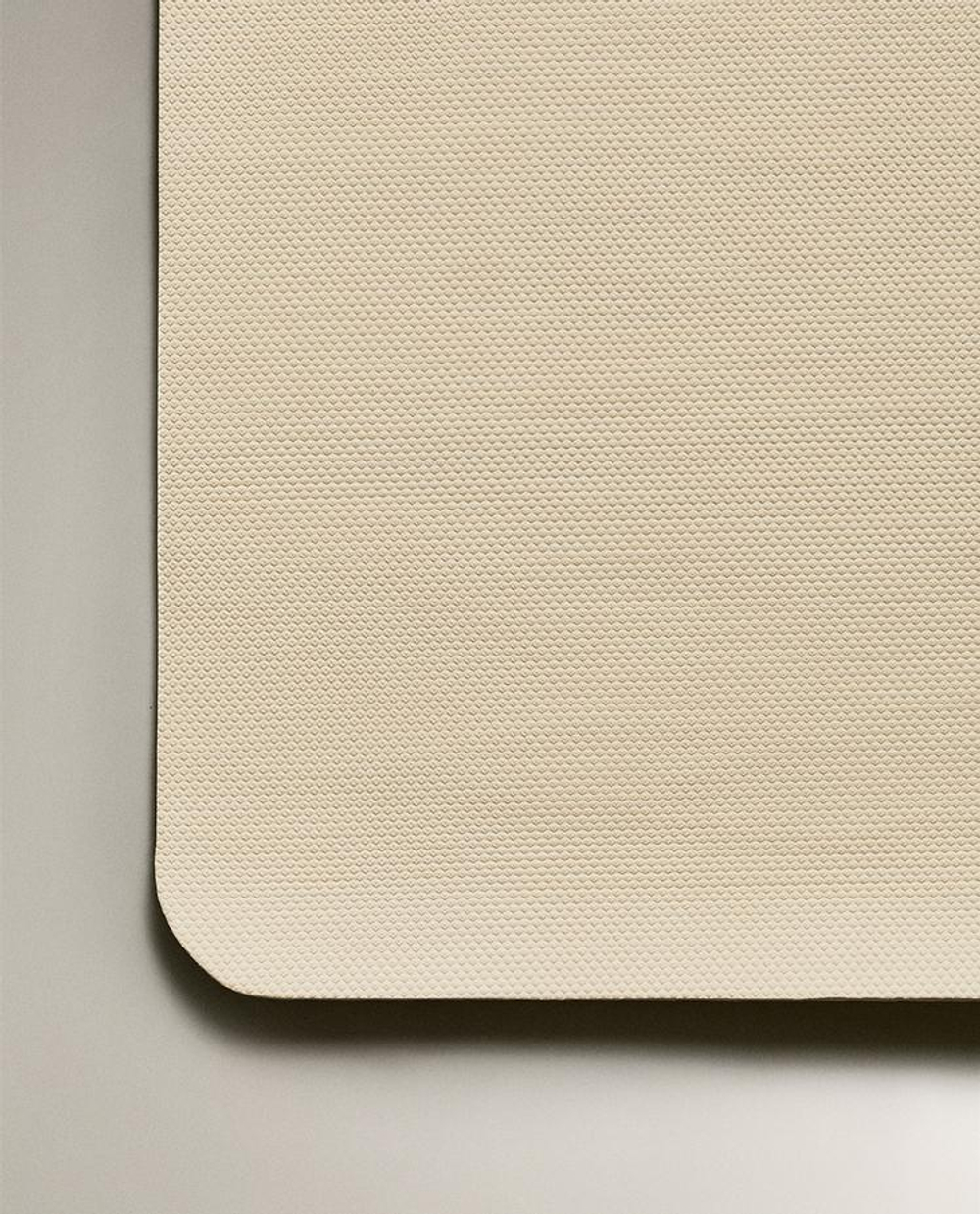 ZARA HOME КОВРИК ДЛЯ ЙОГИ С КОЖАННЫМ РЕМЕШКОМ, ЭКРЮ