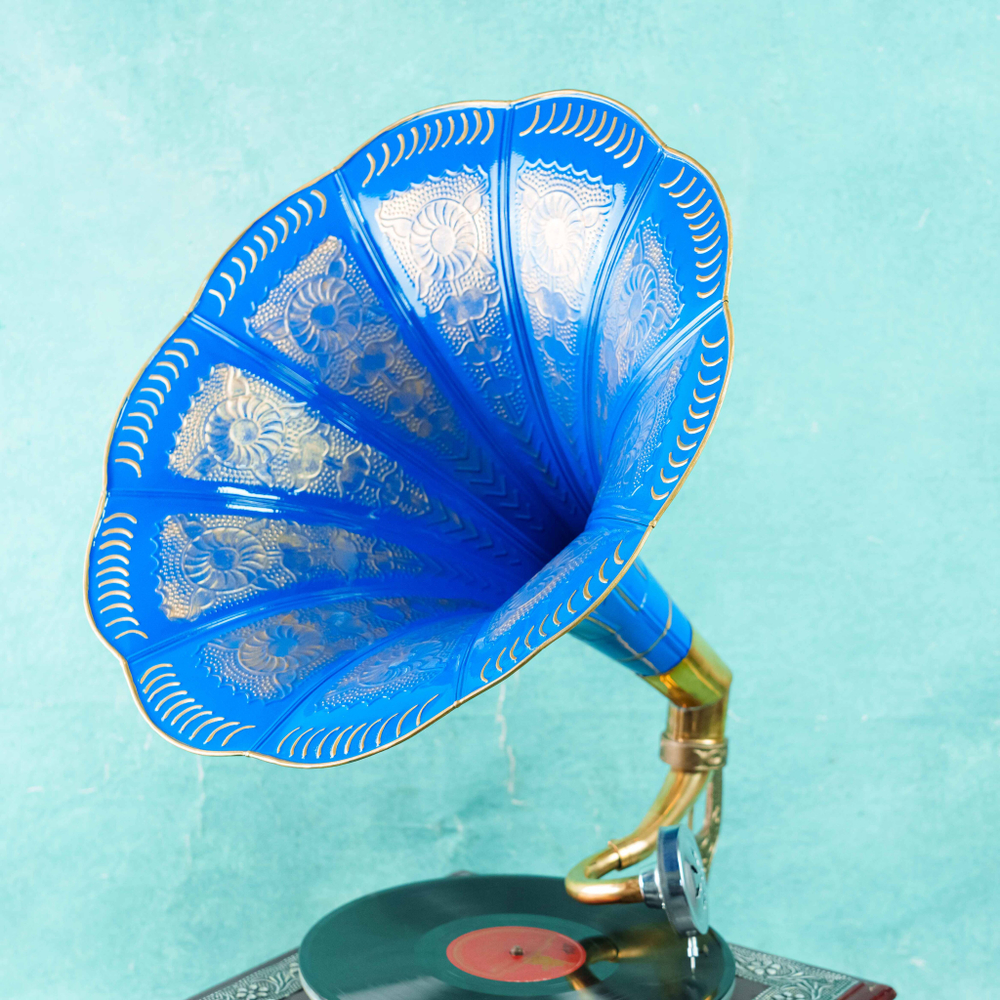 Граммофон с латунными чеканками