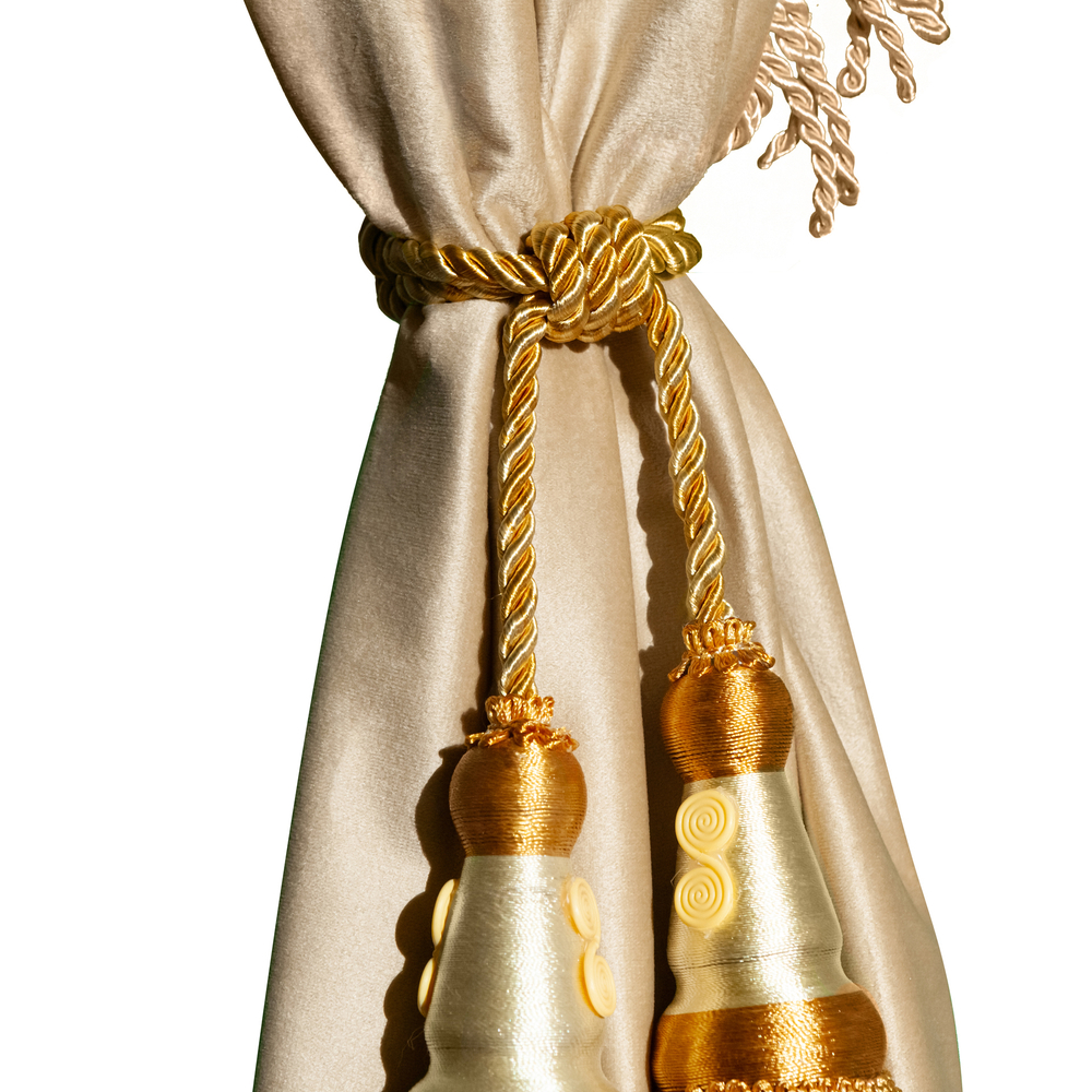 Шторы спального места с прихватами "Кисти" золотые в кабину Volvo, Scania, MAN, DAF, Merc, Камаз, Sitrak, Shacman, Foton, FAW. Высота 1,5м, ширина одной стороны - 1,15м. Блэкаут, велюр. Бежевый цвет с бежевой бахромой и золотыми кистями