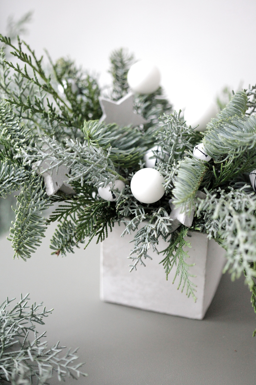 Новогодняя композиция в бетонном кашпо № 5