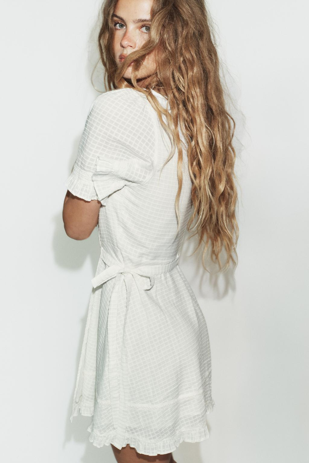 ZARA КОРОТКОЕ ПЛАТЬЕ С ЗАПАХОМ ИЗ РЕЛЬЕФНОЙ ТКАНИ, ЖЕЛТОВАТО-БЕЛЫЙ
