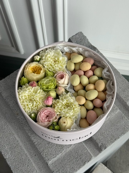 Цветочная композиция в коробке+ миндаль в белой шоколадной глазури