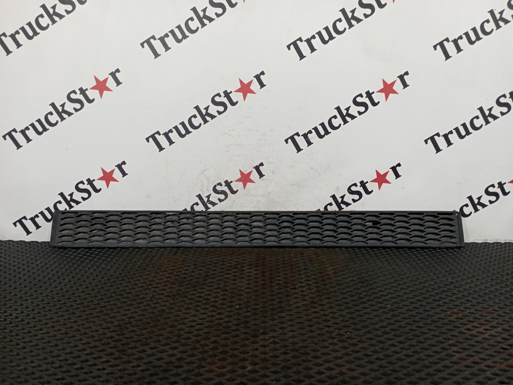 Накладка бампера центральная