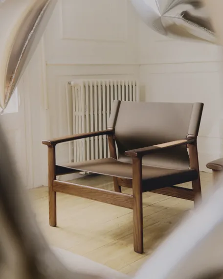 Кресло Jan из переработанной кожи темно-коричневого цвета и ясеня в ореховом цвете