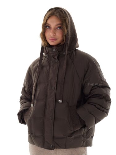 Тонкий пуховик с вязаным капюшоном в цвете шоколад