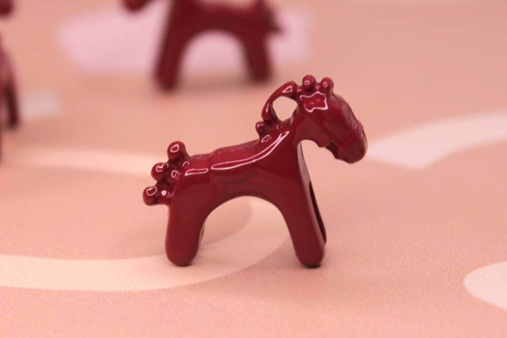 Подвеска лошадь бордо 30х25х8 мм