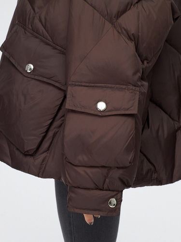 Короткий пуховик к шоколадном цвете с меховым воротником