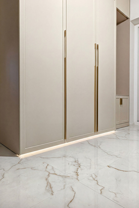 Шкаф для одежды в прихожую с подсветкой цоколя