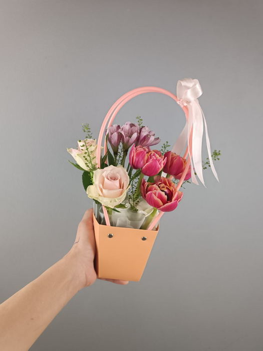 Милая композиция - комплимент с тюльпанами