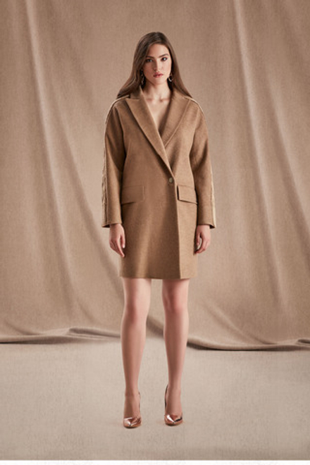 Пальто двубортное в бежевом цвете