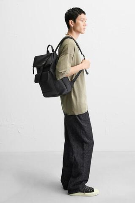 ZARA ПРОРЕЗИНЕННЫЙ РЮКЗАК С КЛАПАНОМ, ЧЕРНЫЙ