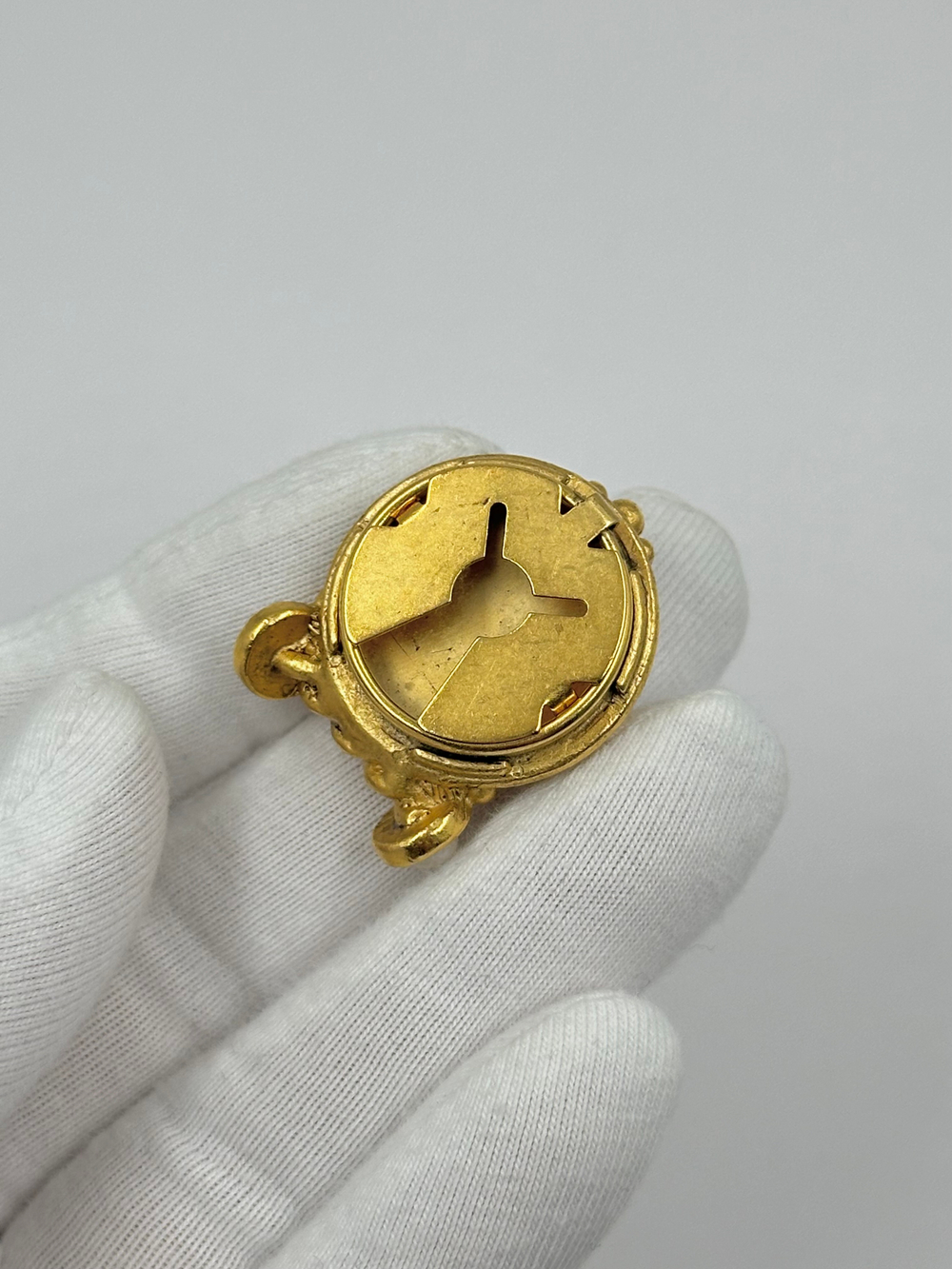 Накладка на пуговицу с жёлтой вставкой