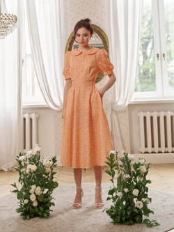 Платье с отложным воротником