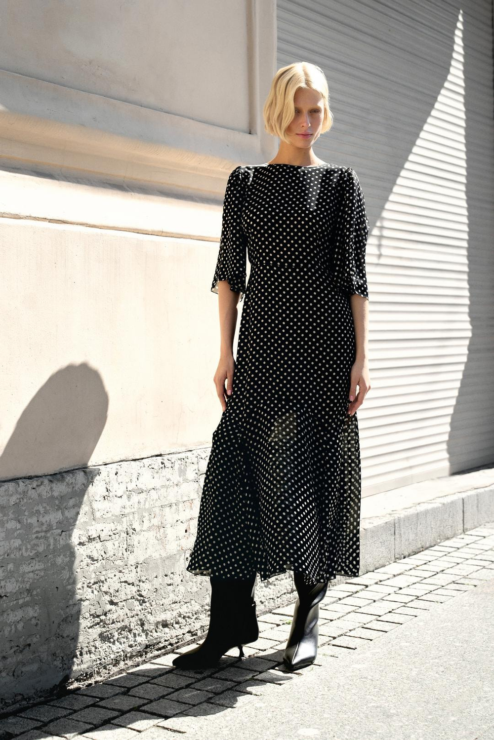 Платье с вырезом волан