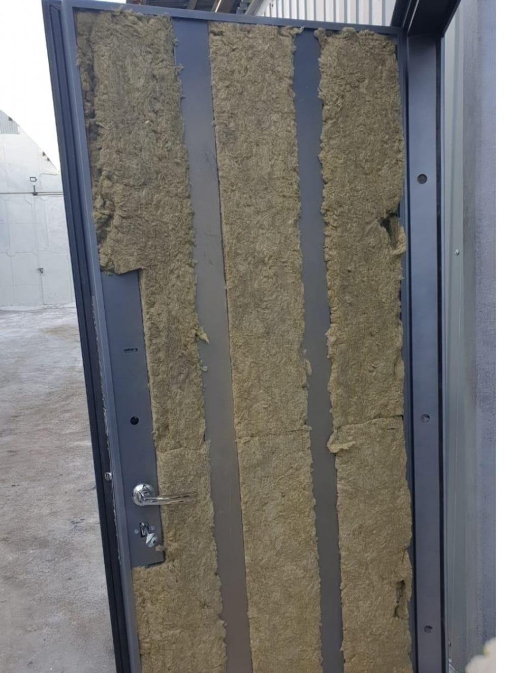 Входная металлическая дверь Рекс 28 Бетон темный / ФЛ-117 Шампань софт (слоновая кость, без текстуры) 16мм