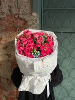 Букет из яркой кустовой пионовидной розы и оксипеталума