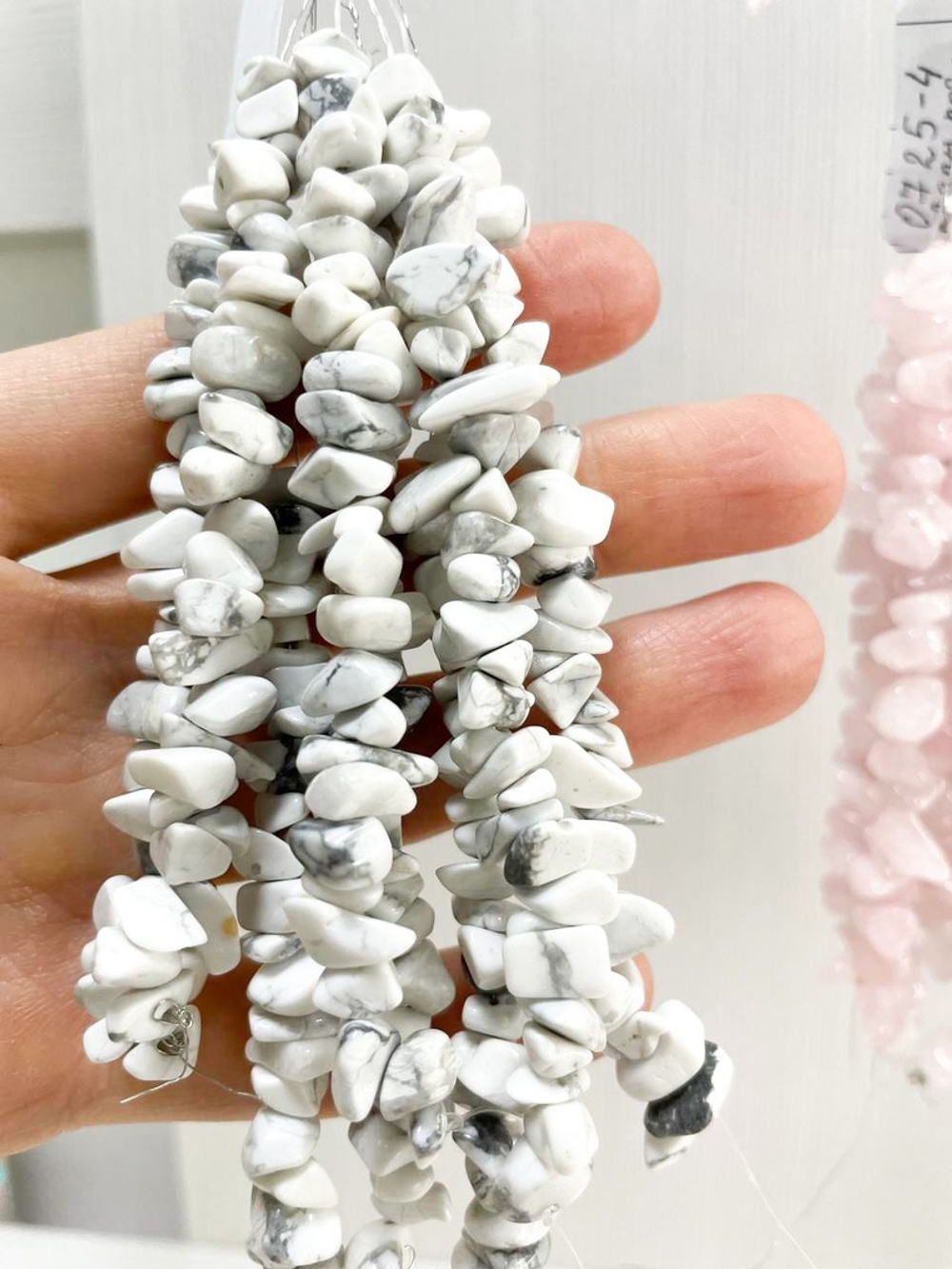 0725-3 Бусины-крошка 6-10мм, белый говлит, 10см