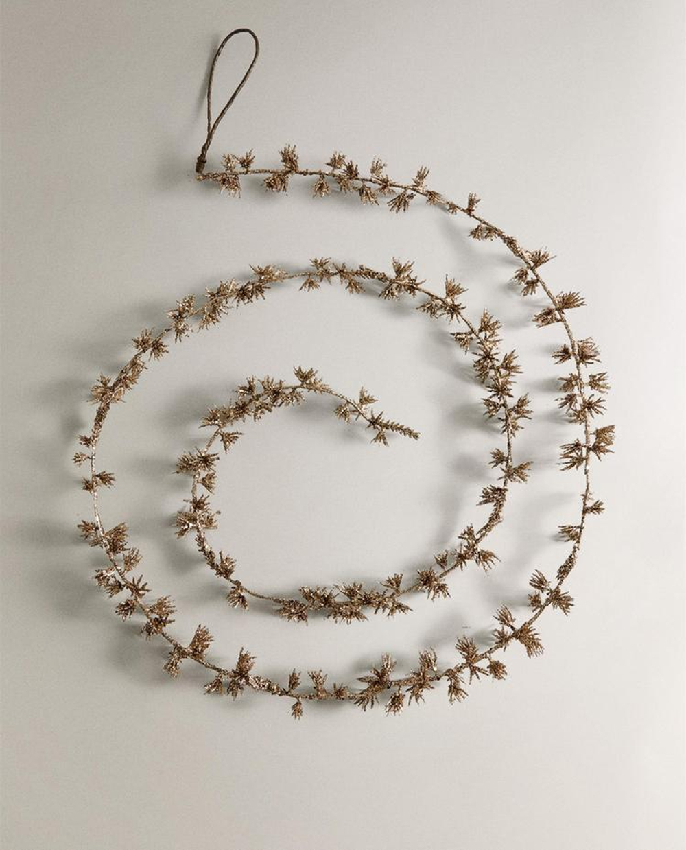 ZARA HOME НОВОГОДНЯЯ БЛЕСТЯЩАЯ ГИРЛЯНДА С ДЕТАЛЯМИ «ЛИСТЬЯ», ЗОЛОТИСТЫЙ