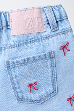 ZARA ДЖИНСОВЫЕ MOM FIT С ВЫШИВКОЙ, ГОЛУБОЙ