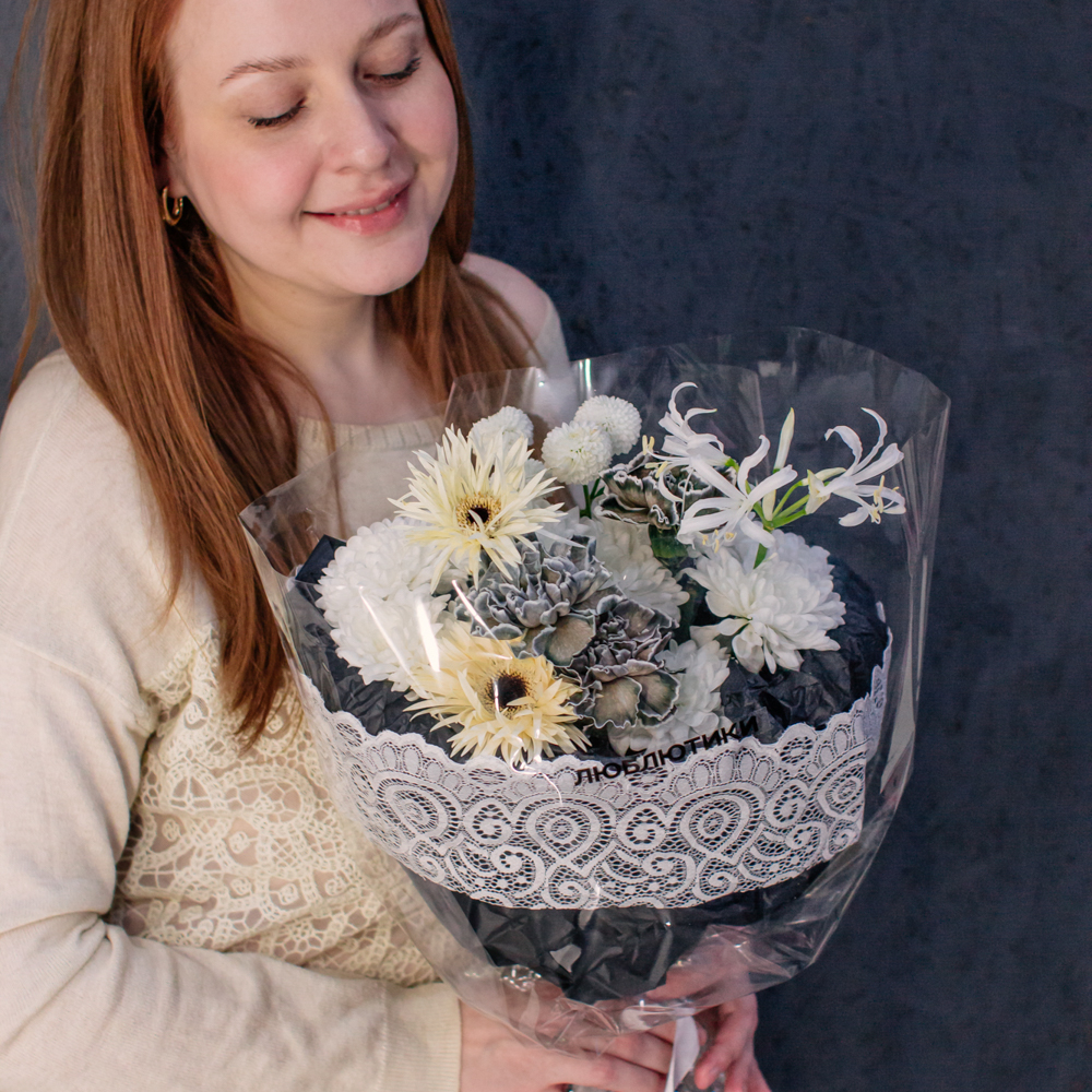 111. Кружевной авторский букет с нерине и диантусами