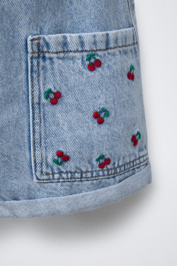 ZARA ДЖИНСОВЫЙ КОМБИНЕЗОН С ВЫШИВКОЙ «ВИШНЯ», ГОЛУБОЙ