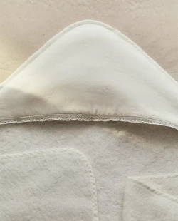 ZARA HOME ДЕТСКОЕ ПОЛОТЕНЦЕ С КАПЮШОНОМ И ВЫШИВКОЙ, ЖЕЛТОВАТО-БЕЛЫЙ