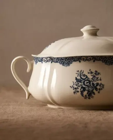 ZARA HOME СЕРВИРОВОЧНАЯ СУПНИЦА ИЗ ФАЯНСА С ЦВЕТОЧНЫМ УЗОРОМ, СИНИЙ