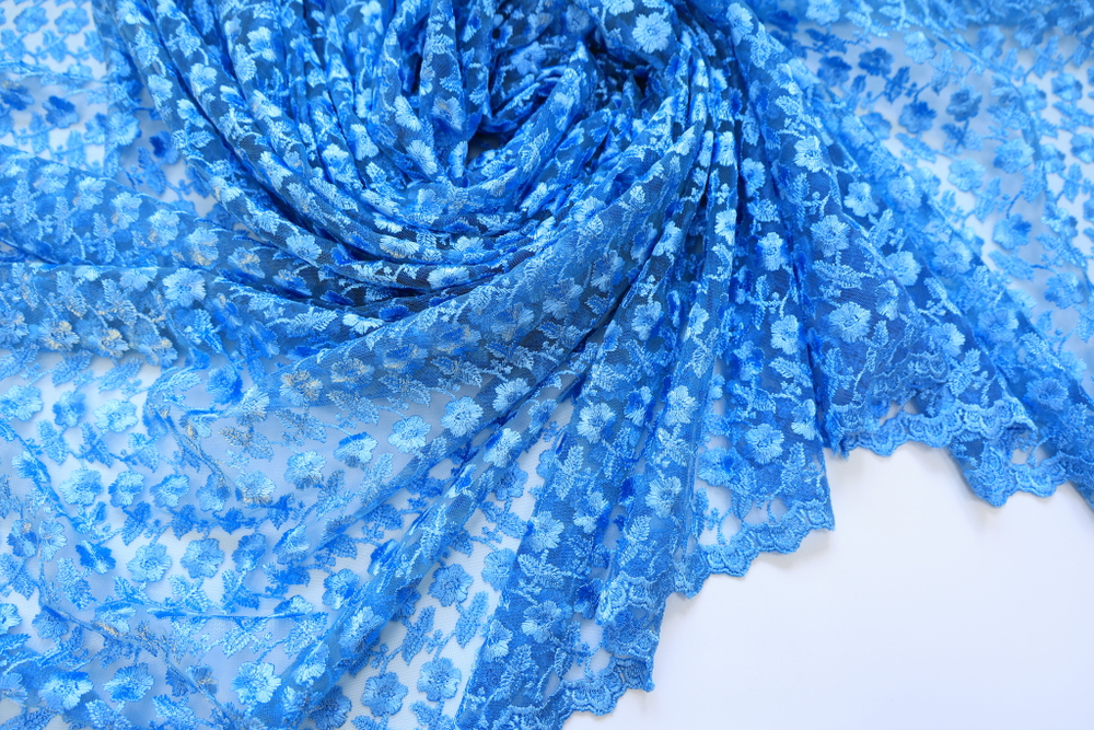 Вышивка на сетке голубая