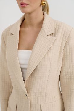 Приталенный жакет со стежкой бежевого цвета