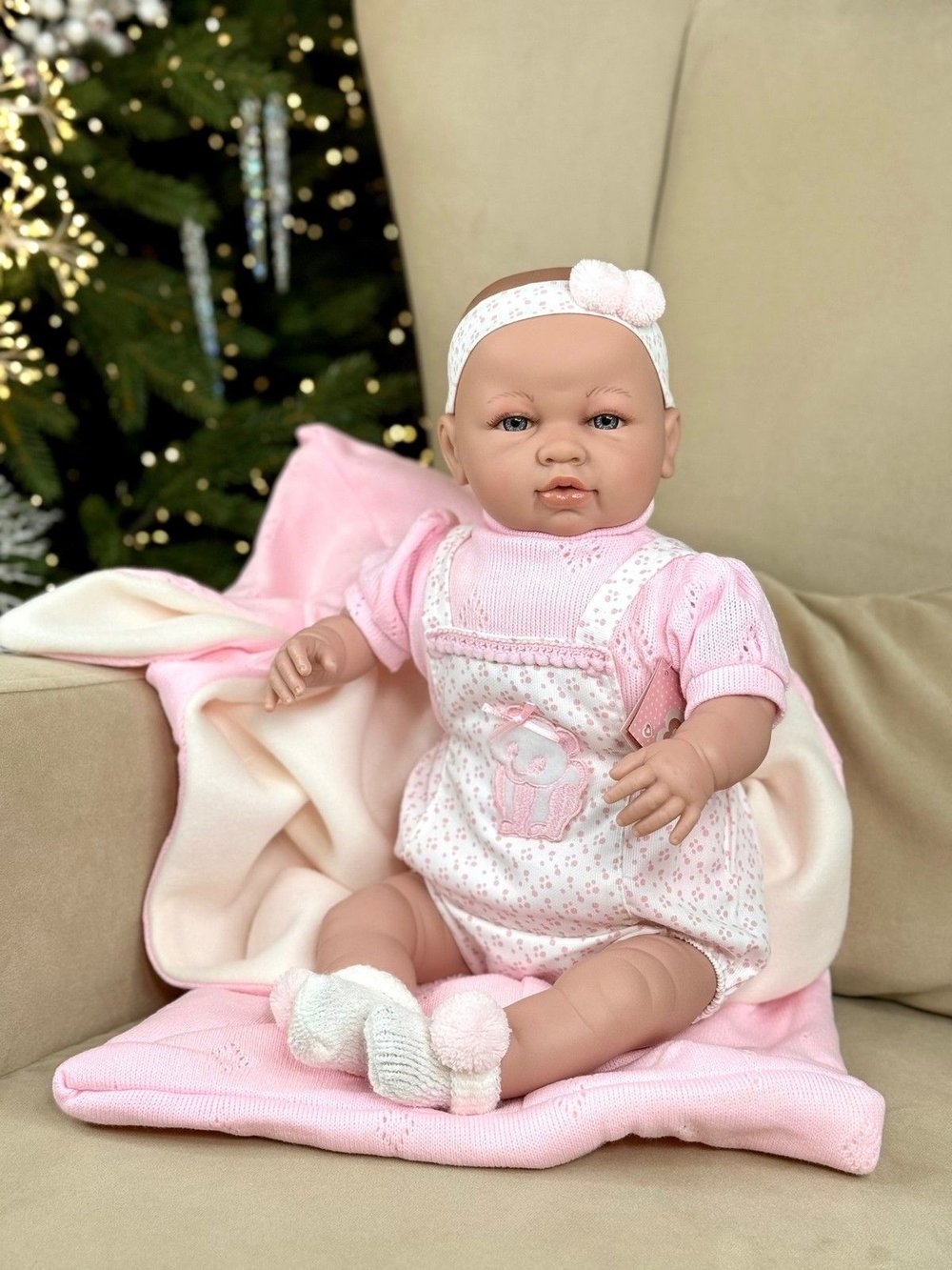 Кукла Berbesa мягконабивная 50см SARA с пледом (5217S)