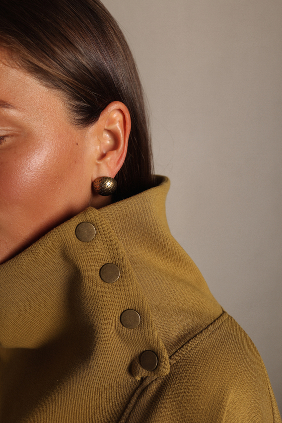 Свитшот с воротником на кнопках