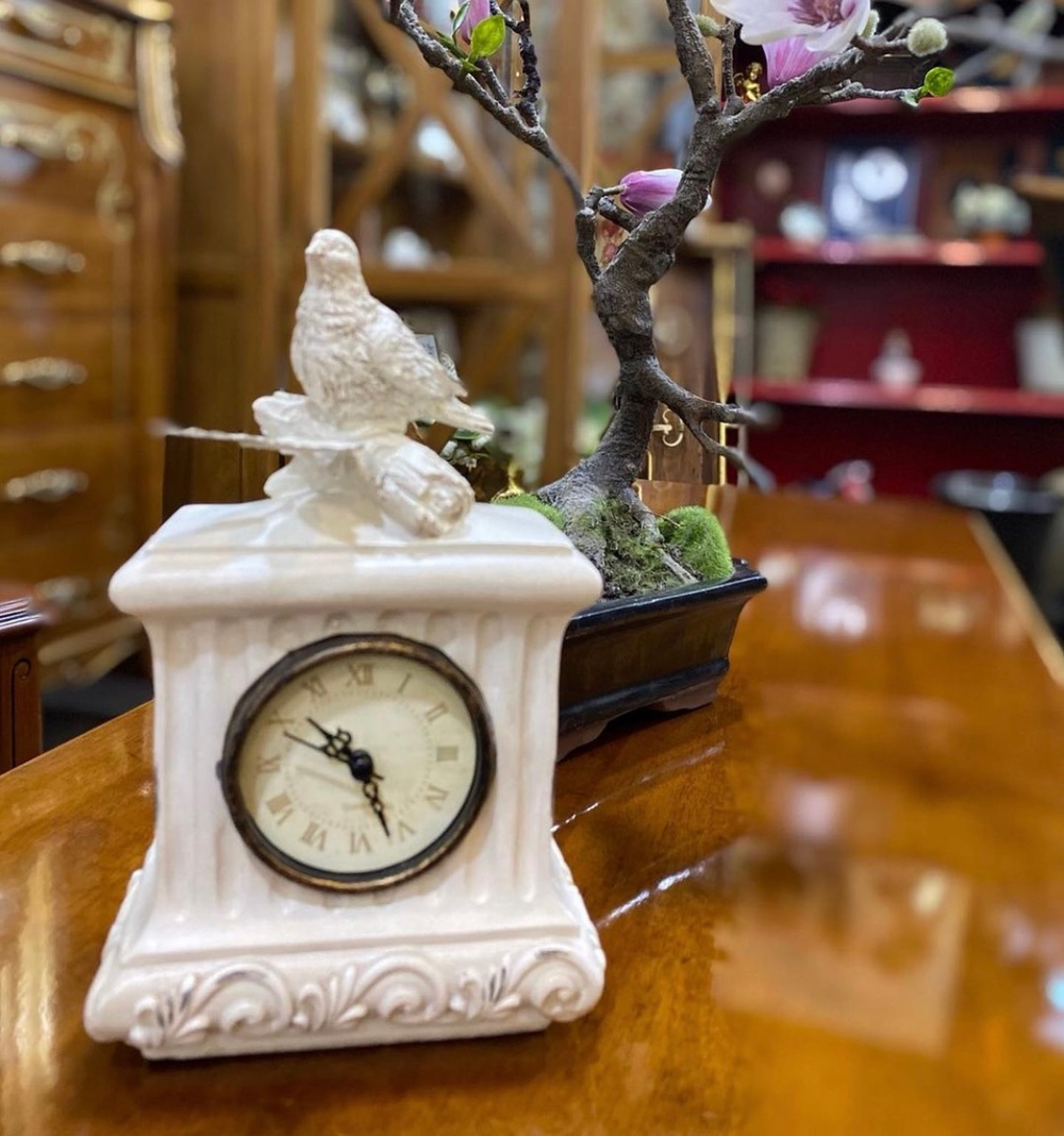 Часы с птицей