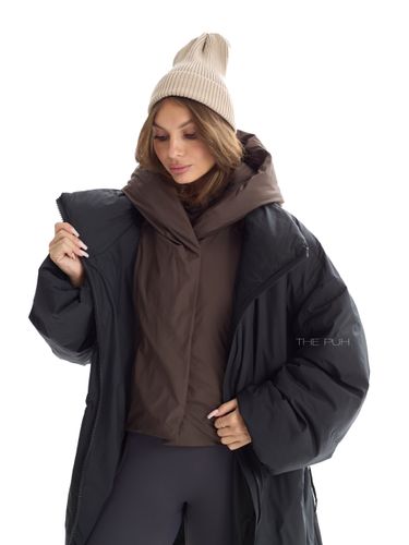 Черно-шоколадный длинный пуховик с капюшоном