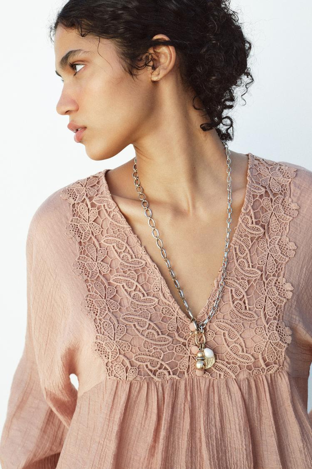 ZARA БЛУЗА ИЗ РЕЛЬЕФНОЙ ТКАНИ С КРУЖЕВОМ КРОШЕ, ЦВЕТ РОЗОВОГО ДЕРЕВА