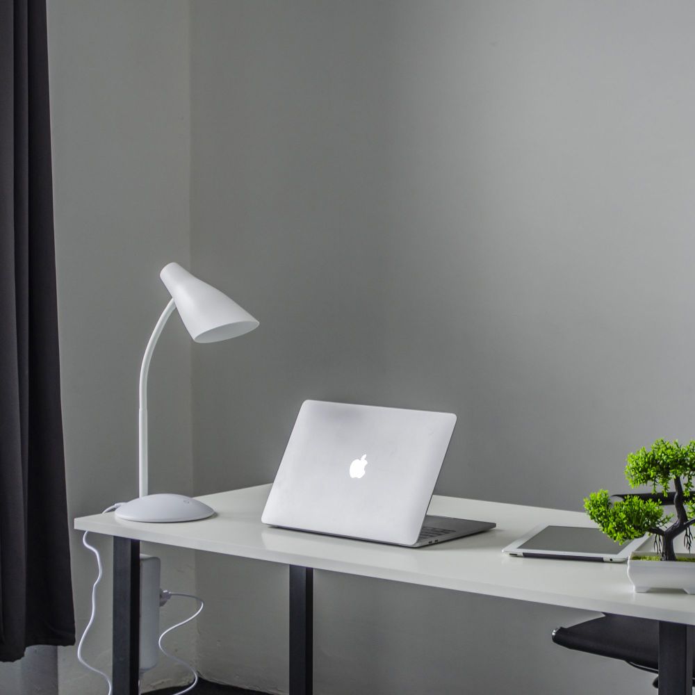 TLD-562 White-LED-360Lm-4500K-Dimmer Светильник настольный. 5W. Сенсорный выключатель. Белый. ТМ Uniel