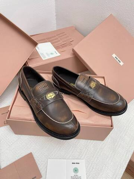 Женские кожаные лоферы Miu Miu коричневого цвета