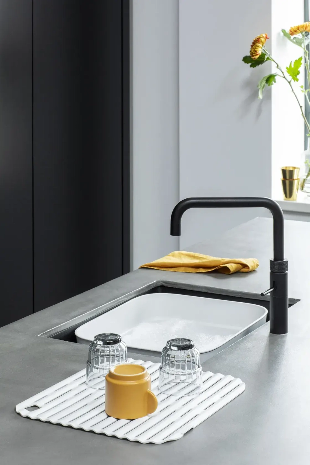 Brabantia Мойочный контейнер Sink Side с крылом для сушки, светло-серый