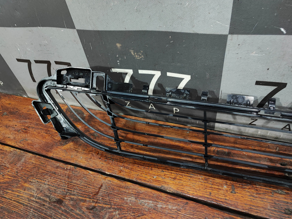 Решетка переднего бампера Mercedes C (W205) 14-18 Б/У Оригинал A2058852023