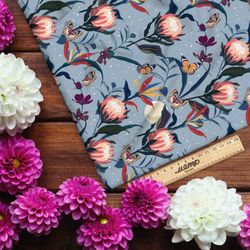 Ткань габардин бабочки на бутонах