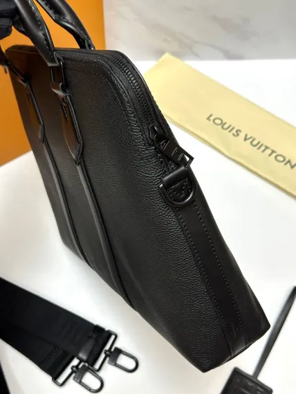 Портфель Louis Vuitton Takeoff из коллекции Aerogram, черная