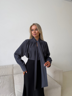 Блуза с бантом серый