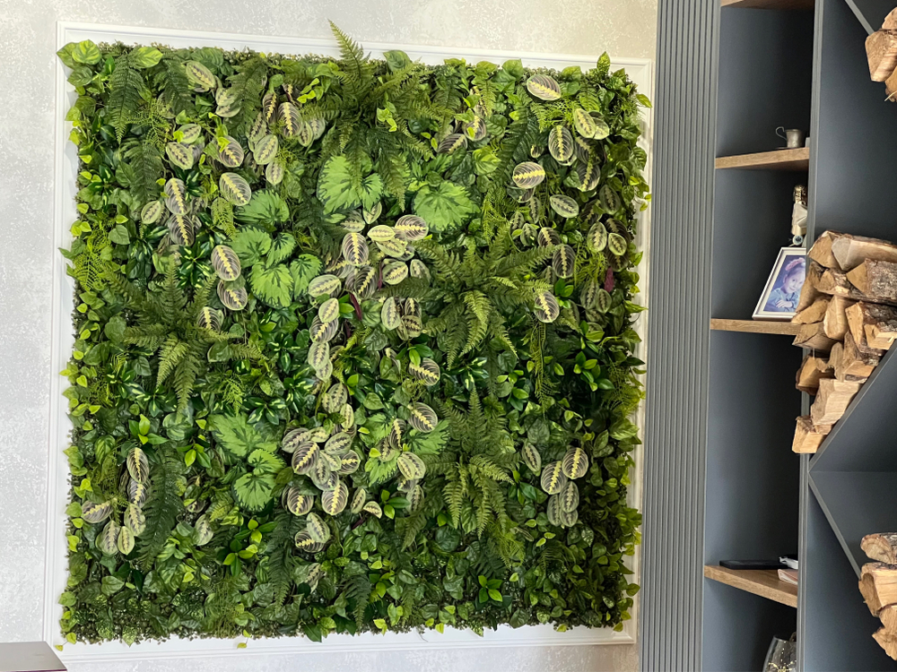 Вертикальное озеленение искусственными растениями и мхом