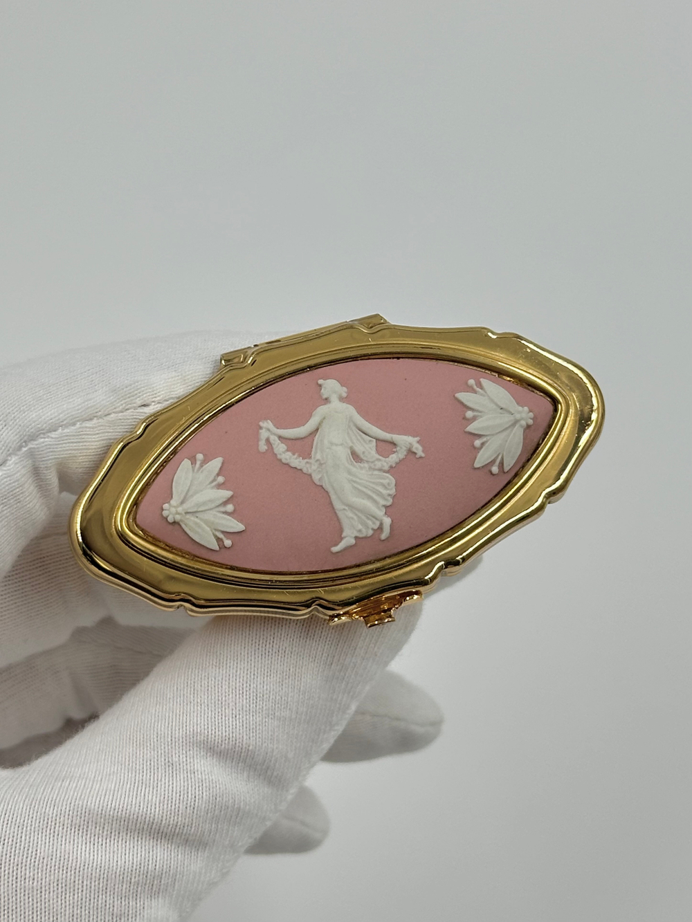 Футляр для помады розовый Wedgwood by Stratton