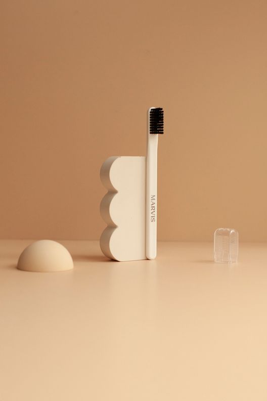 Зубная щетка с нейлоновой щетиной мягкая / Marvis